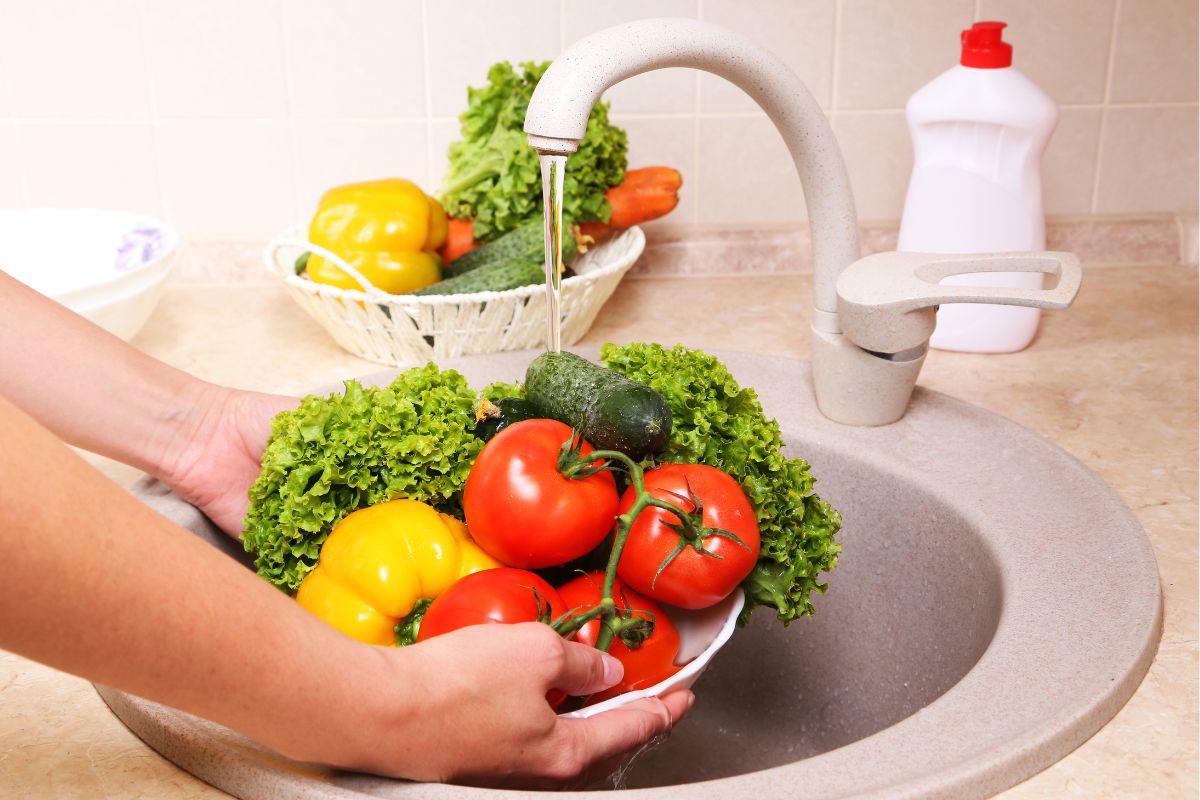 Como higienizar frutas e verduras com água sanitária e confiar que estão limpinhas