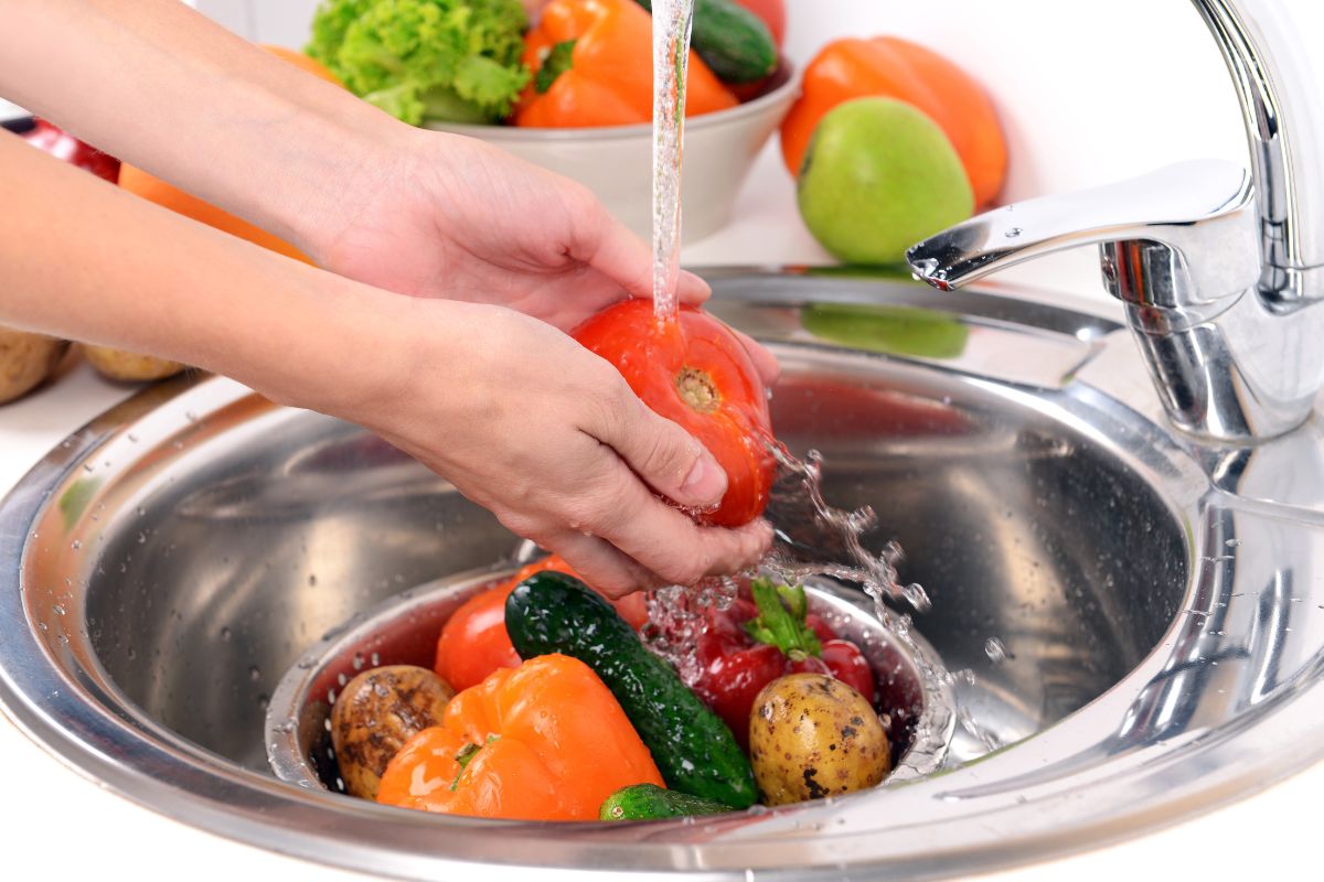 Como higienizar frutas e verduras da forma correta" anote os itens que pode usar