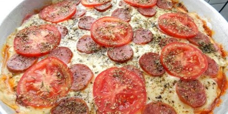 Pizza de liquidificador de calabresa com uma receita mega prática e deliciosa