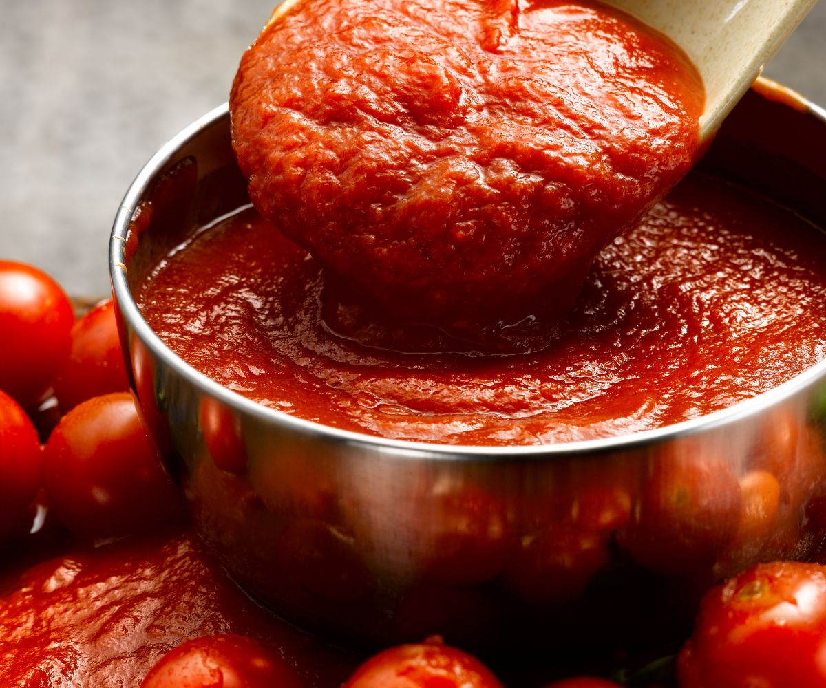 Fazendo um molho de tomate caseiro delicioso para dar adeus aos prontos: e pegue receitas