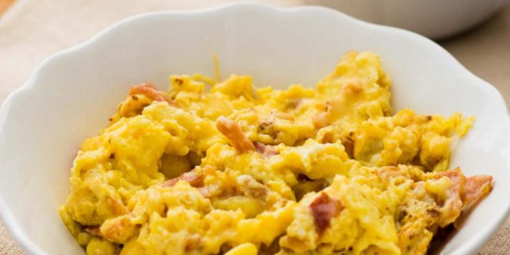 Ovos mexidos com queijo para qualquer café da manhã ficar mais especial