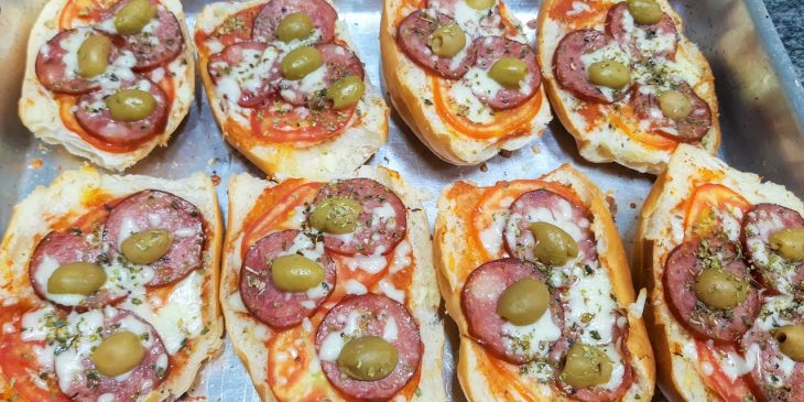 Pizza de pão francês receita fácil demais pra fazer quando tem fome