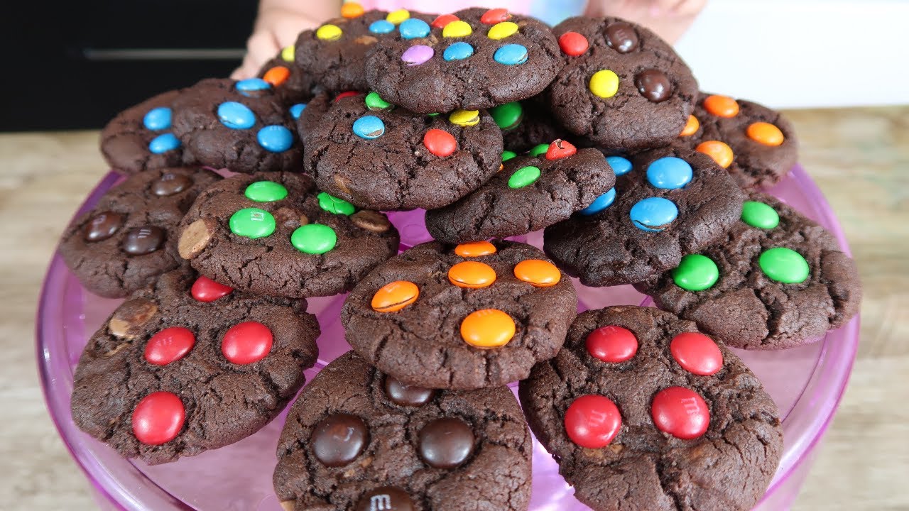 cookie colorido de chocolate preparo na @naminhacozinha