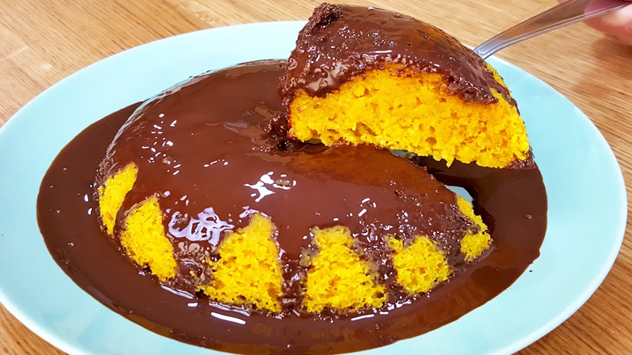 @nutricionistapatricialeite fez um bolo de cenoura low carb com calda de chocolate que parece divino