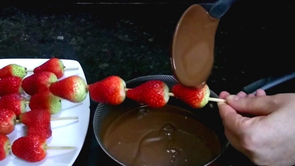 @cozinhacomagente preparou este espetinho de frutas com chocolate apenas com morangos