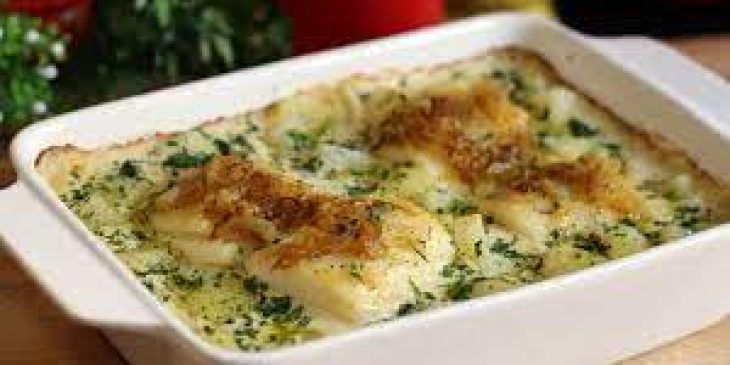 Temos receita de almoço: bacalhau com cebola bem simples e delicioso
