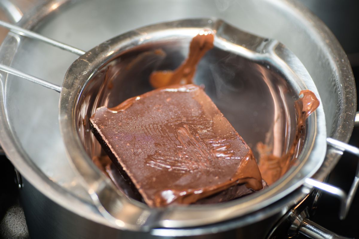 Como derreter chocolate no banho-maria para suas receitas de páscoa: nunca foi tão fácil