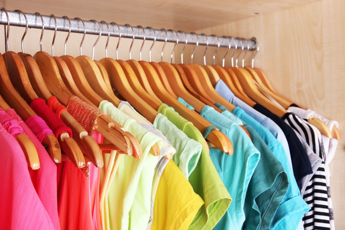 Solução mágica para tirar cheiro ruim de roupas vai deixar seu guarda-roupa um cofre de cheiro bom