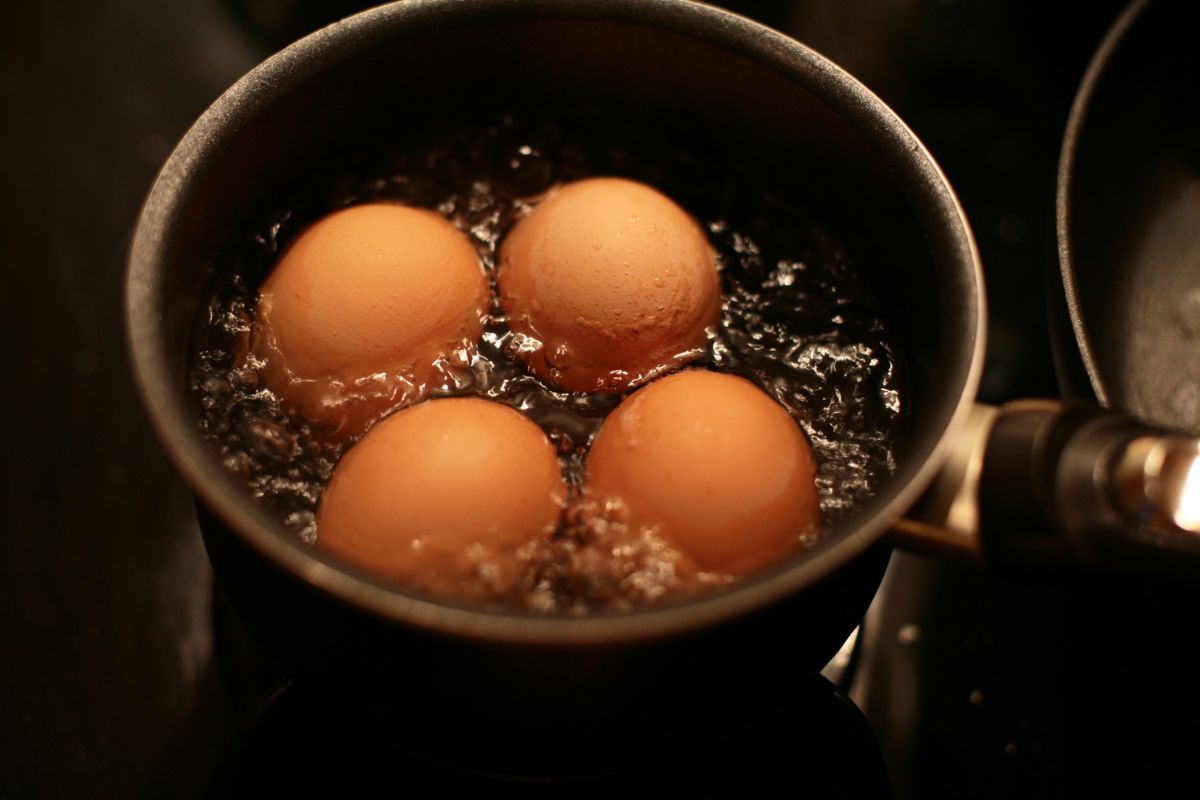 É revelado truque para descascar ovo cozido e você vai amar essa praticidade!