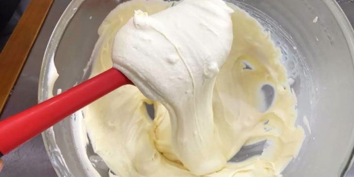 Esse glacê de limão com leite condensado é o segredo das confeiteiras