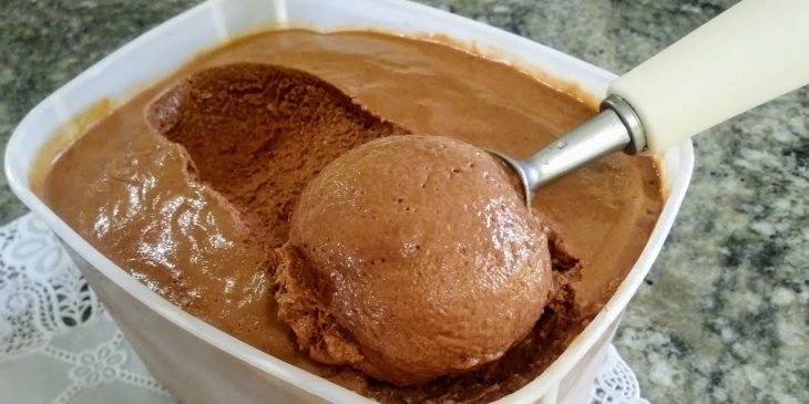 Receita de sorvete de chocolate com amêndoas cremoso fácil