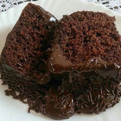 bolo de chocolate molhadinho com cobertura @pinterest