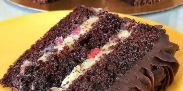 Esse bolo de chocolate para Dia dos Namorados é bem molhadinho e romântico