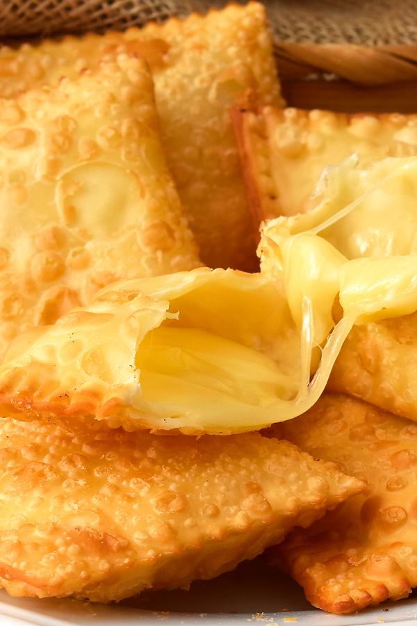 Pastel de feira de queijo é uma receita feita com poucos ingredientes @sabornamesa