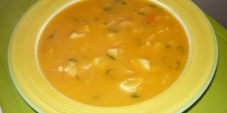 Sopa de peixe com legumes para esquentar do jeito mais prático