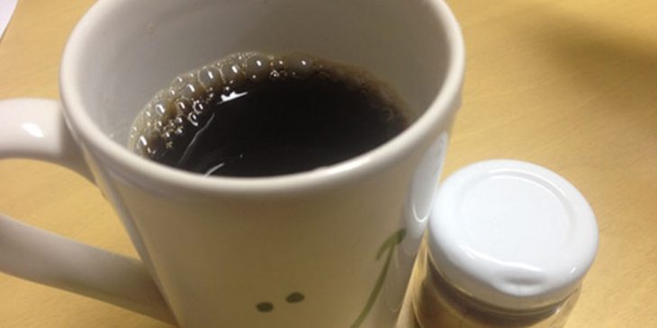 mistura no café coado
