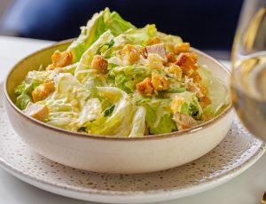 Salada Caesar com frango grelhado