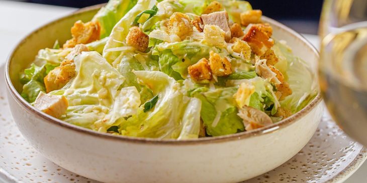 Salada Caesar com frango grelhado