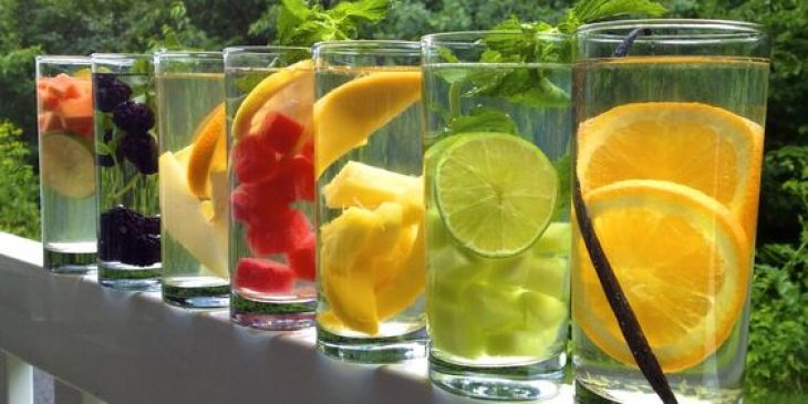 como fazer água aromatizada para festa água aromatizada com limão e hortelã benefícios