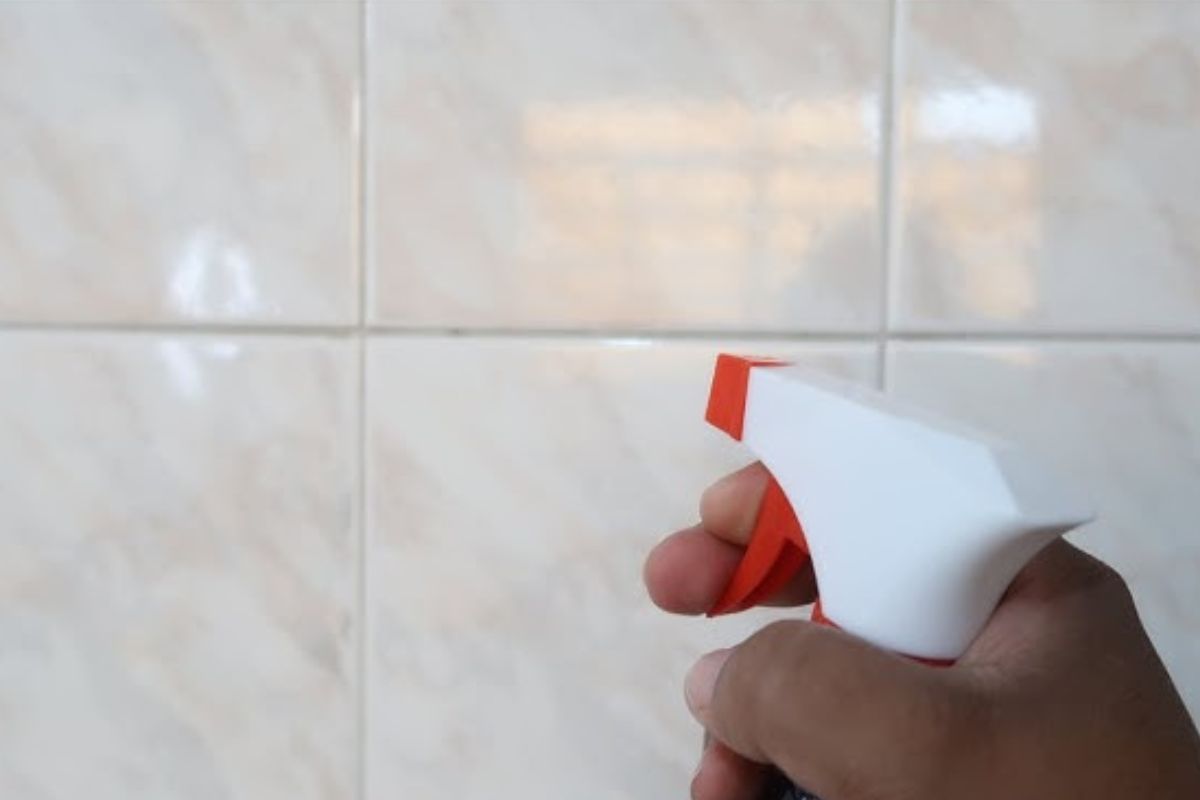 Limpar azulejo manchado: 3 marcas de produtos que eliminam manchas