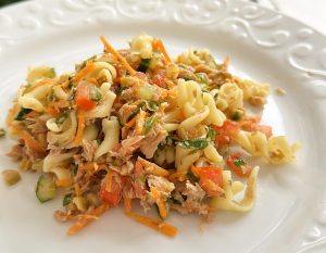 Salada de macarrão com atum