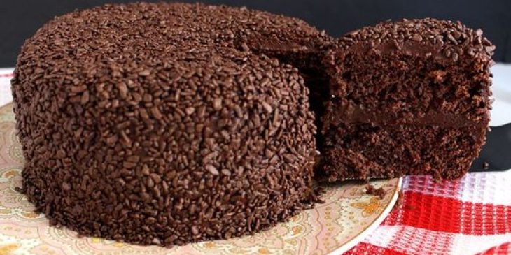 bolo de chocolate que já sai com recheio do forno tudo gostoso