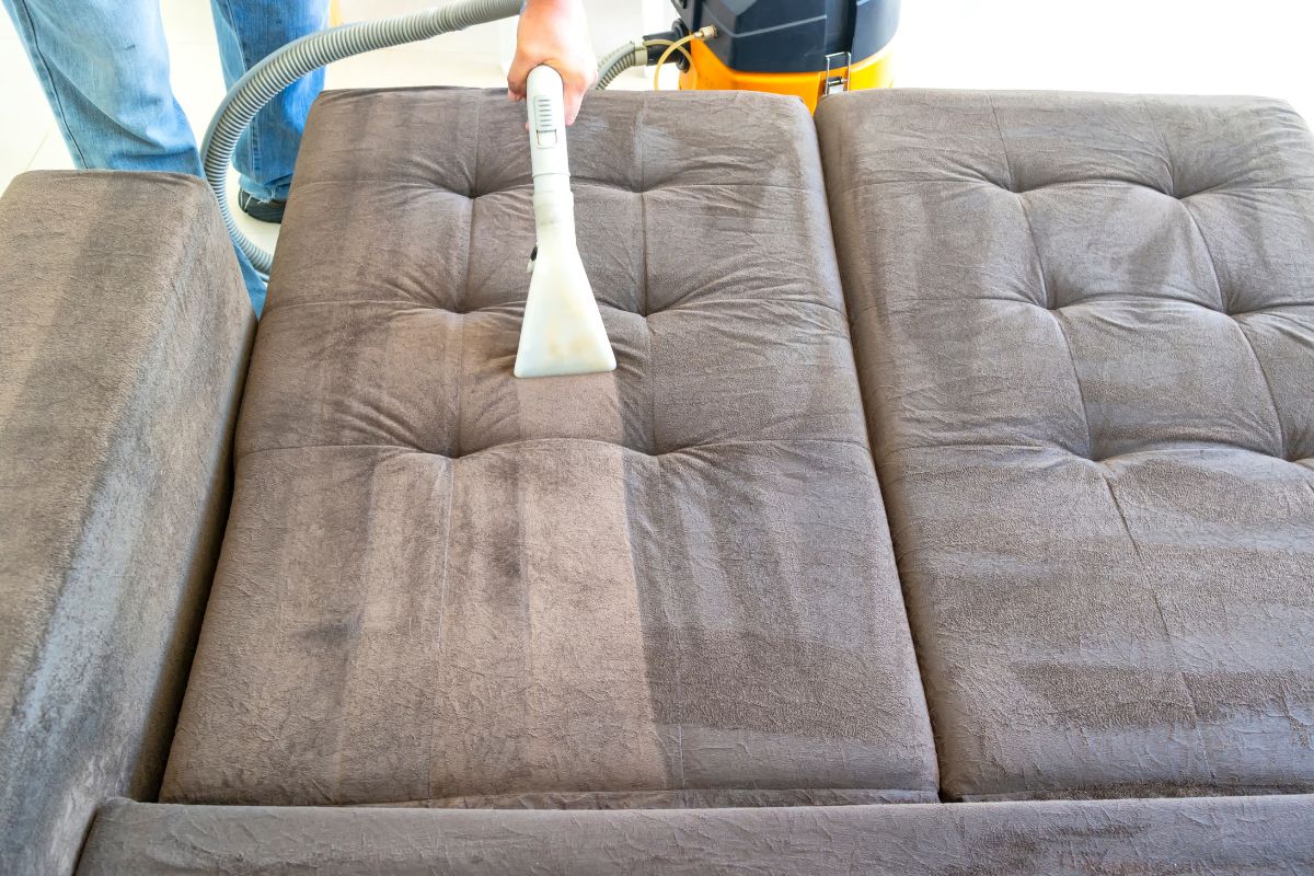 limpar sofá suede