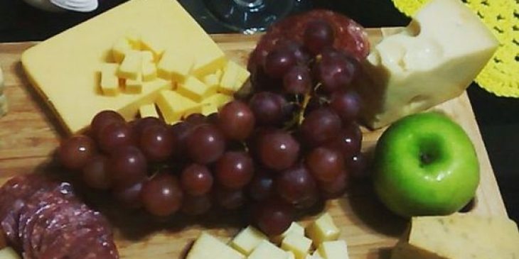 Espetinhos de queijo e uva simples fácil