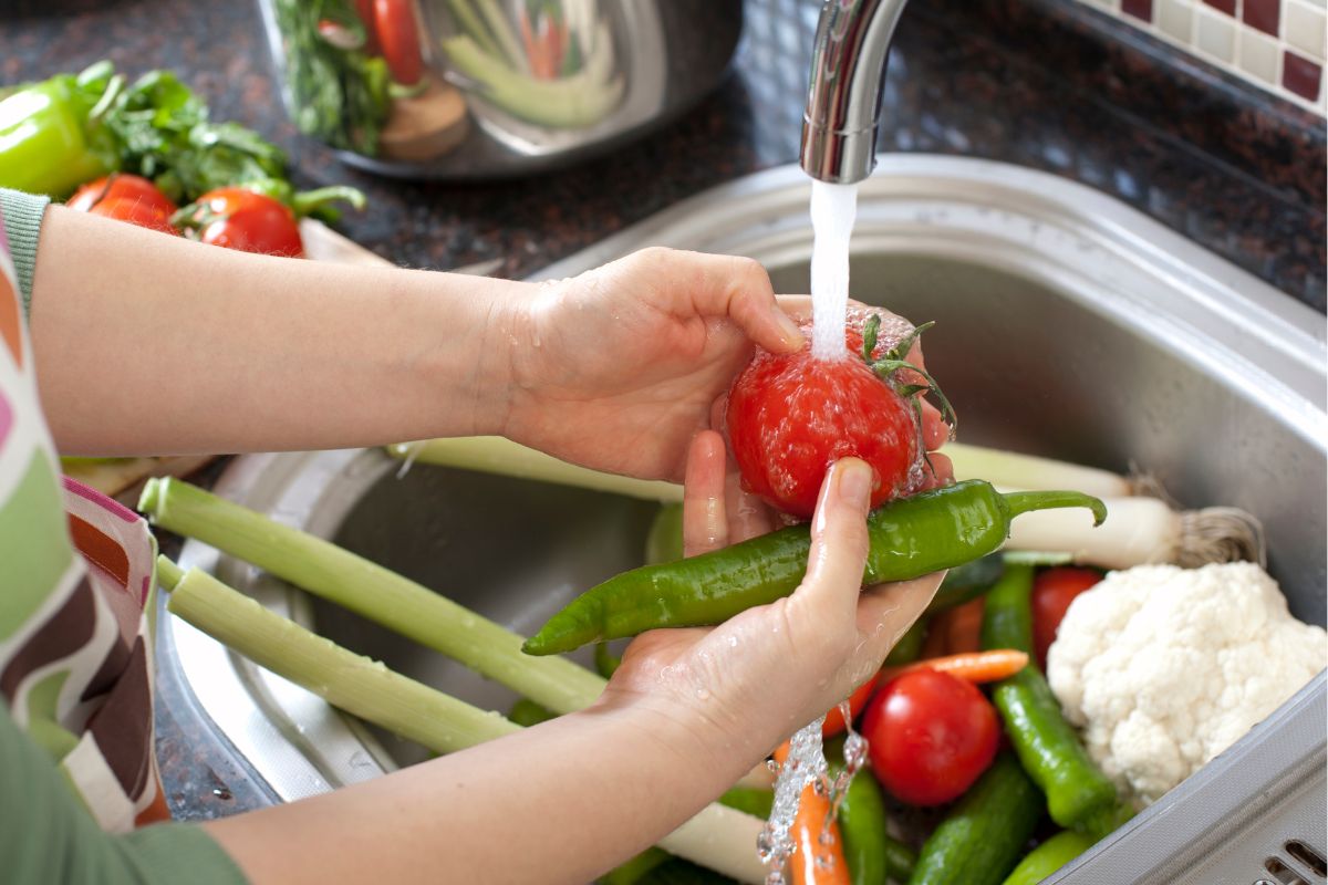 4 truques para limpar frutas e verduras para salpicão