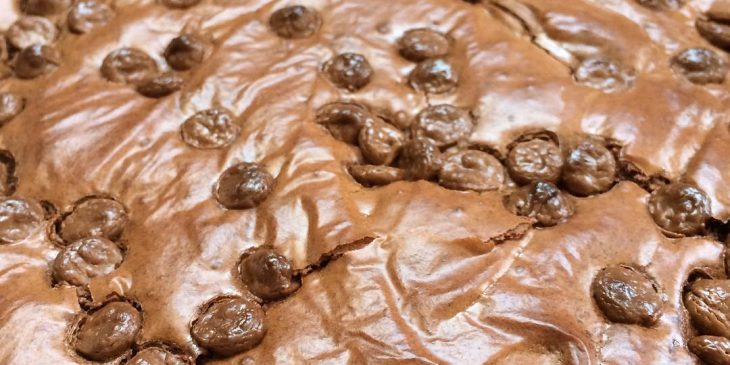 Brownie com gotas de chocolate