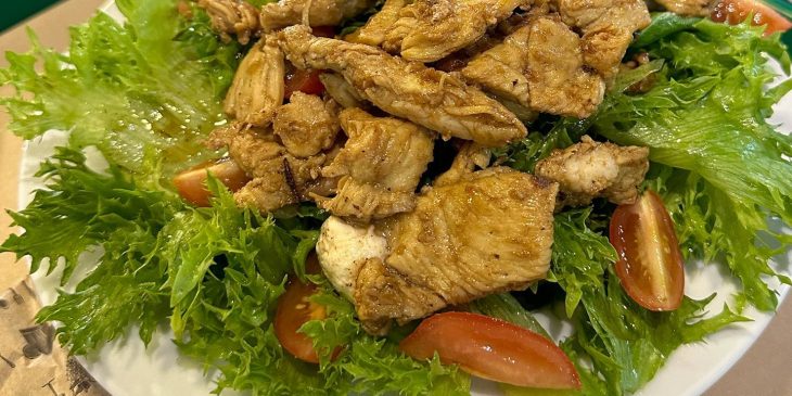 Salada com frango grelhado