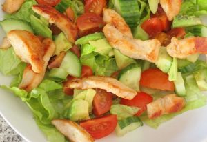 Salada com frango grelhado