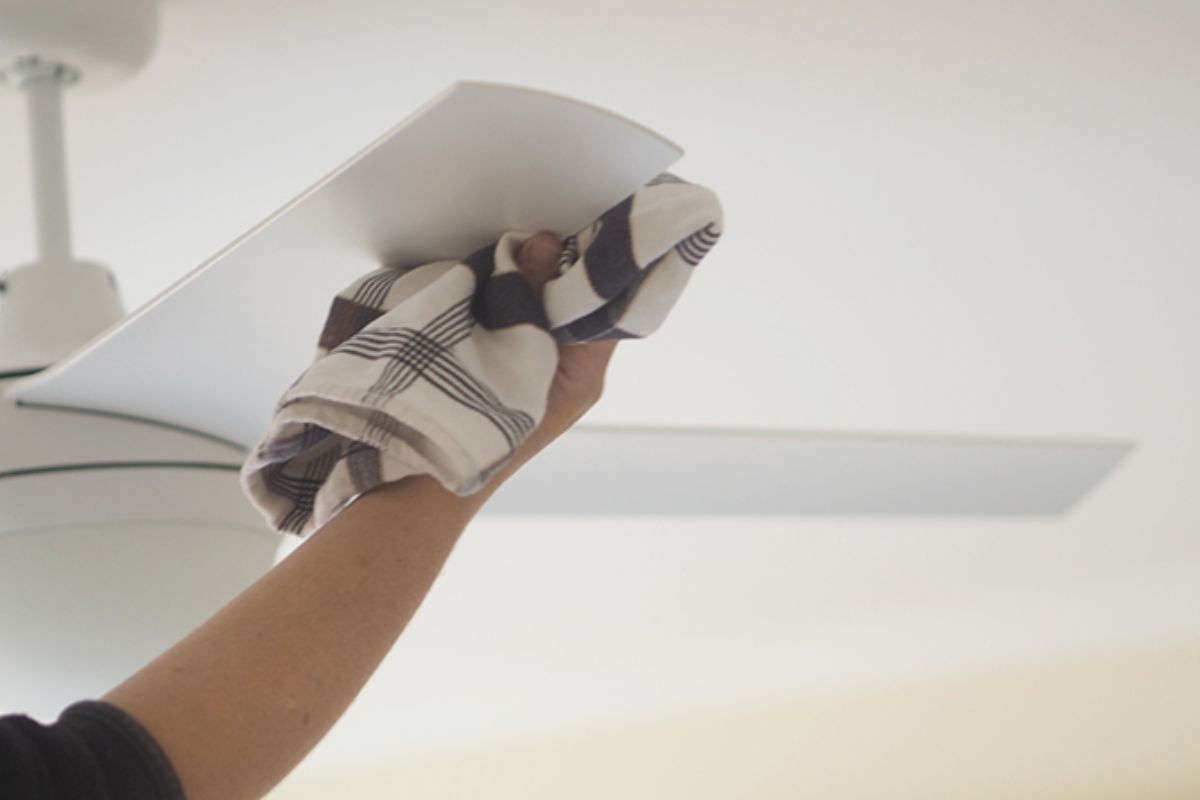 3 truques para limpar ventilador de teto que são práticos