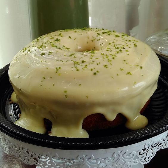 bolo de laranja com cobertura de leite condensado e limãoana maria
