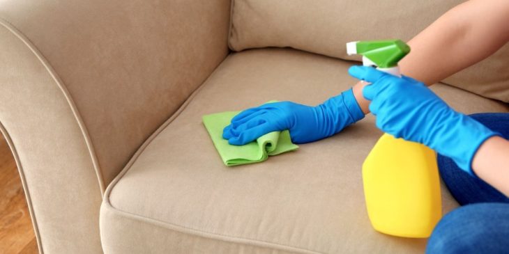limpar sofá com borrifador 2