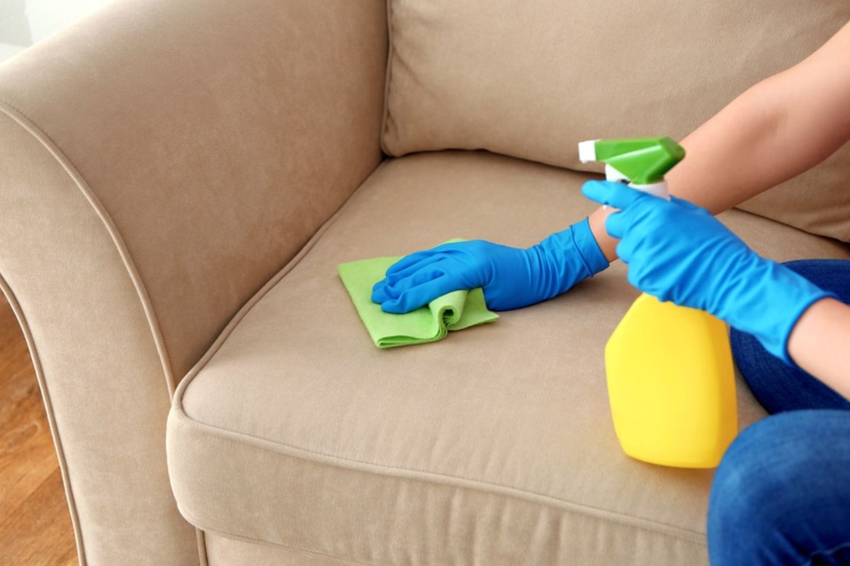 Como limpar sofá com borrifador: melhor misturinha da vida
