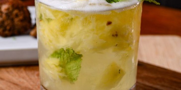 Drink de abacaxi com hortelã prático