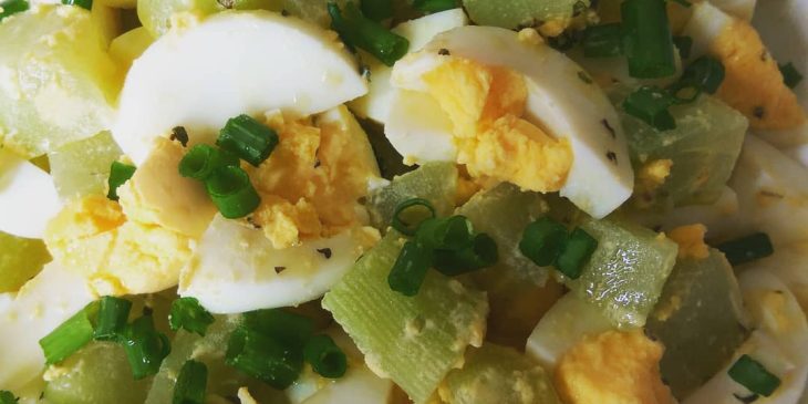 Salada de chuchu com ovos