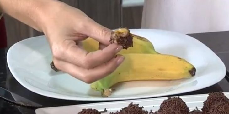 brigadeiro de casca de banana mordido sendo mostrado