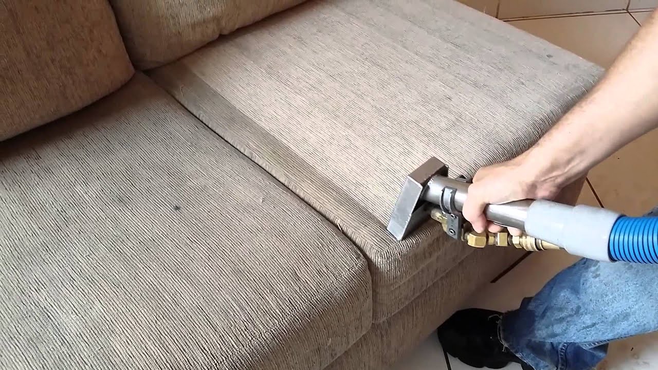 Como limpar sofá a seco: ideal para quem mora em apartamento