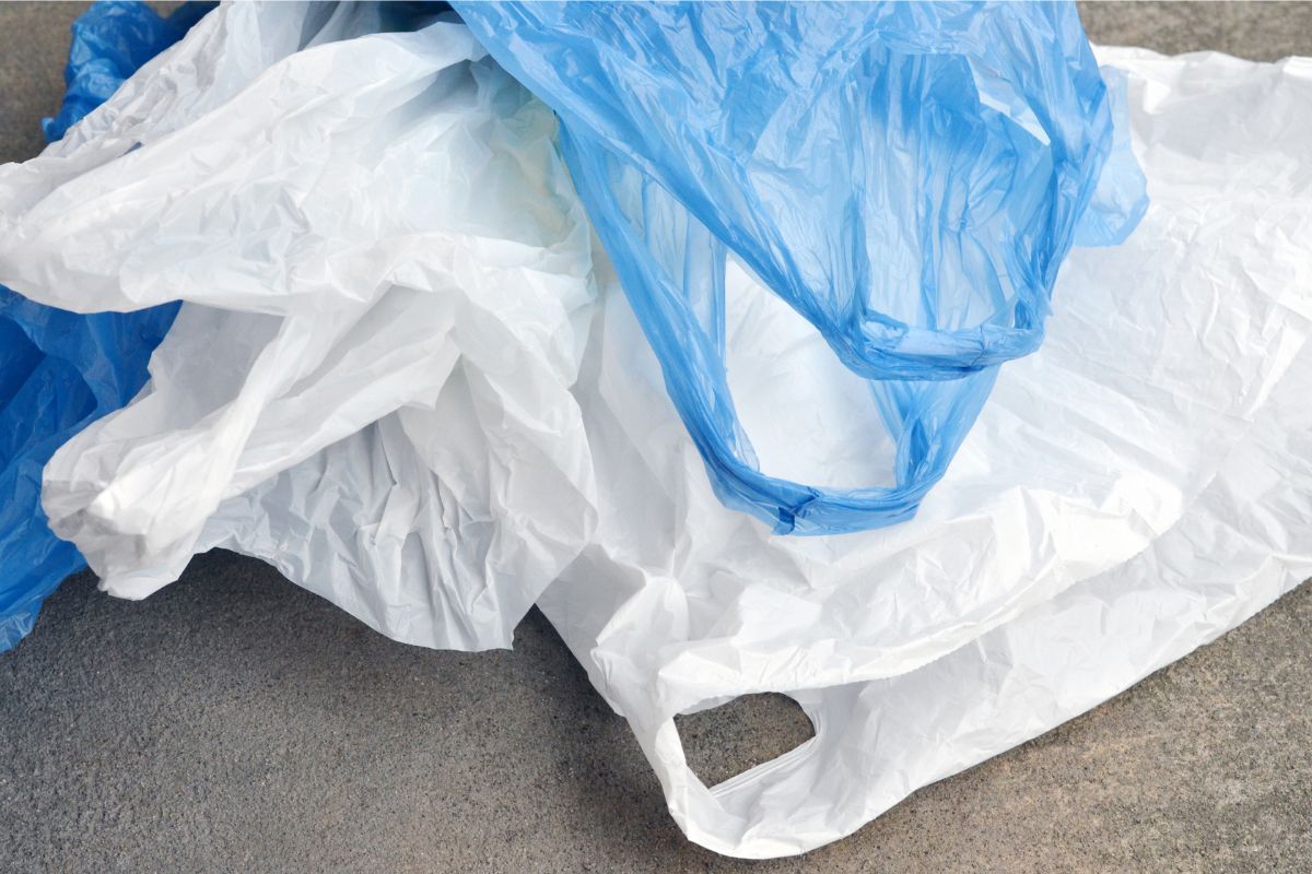 3 formas criativas de guardar sacolas plásticas que você vai amar
