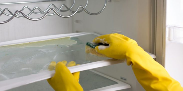 limpar prateleiras da geladeira