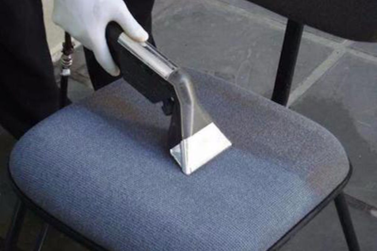 Como limpar cadeira de escritório à seco sem estragar nada