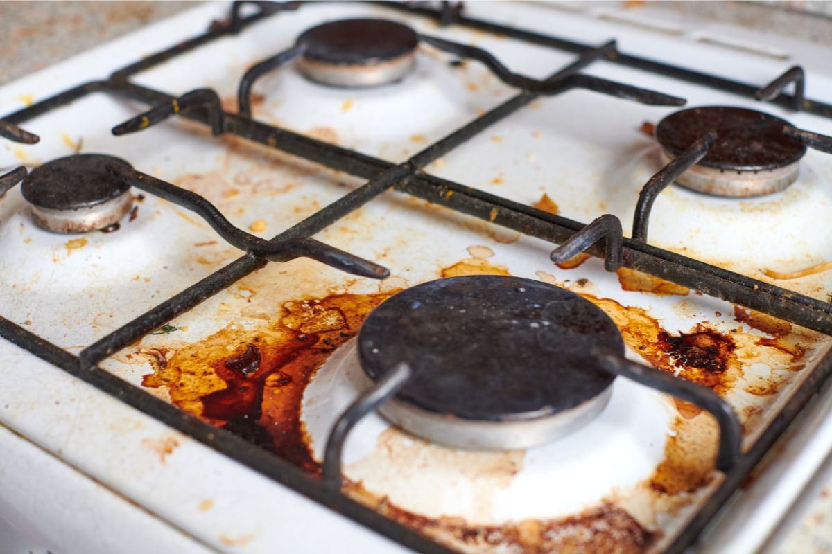 4 truques para não sujar o fogão cozinhando: vai te salvar